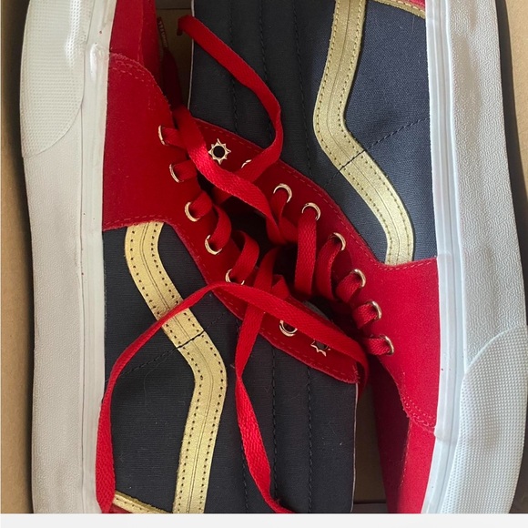 Captain Marvel sk8-hi VANS - Picture 2 of 8